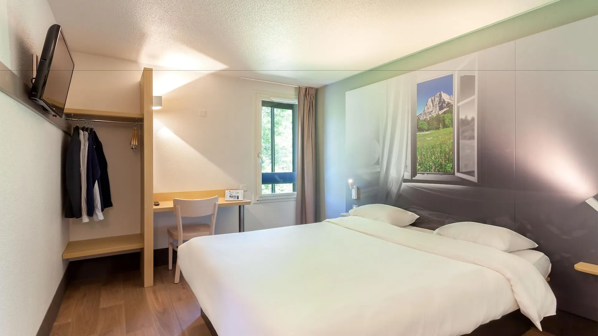 B&B HOTEL CHAMBERY La Cassine 2*,